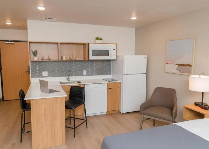 Livaway Tolleson Hotel
